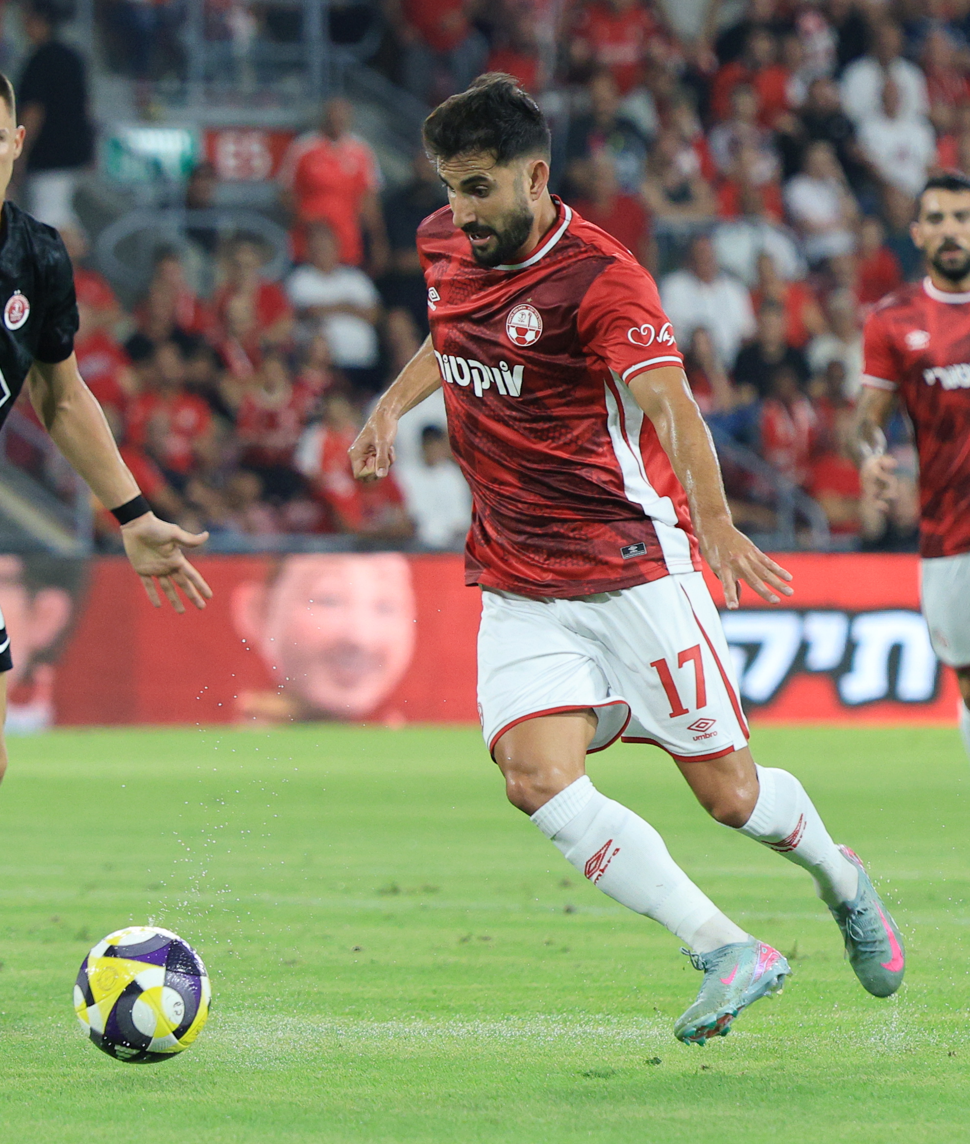 ההכנות לחזרת הקהל למגרשי הכדורגל בעקבות הפסקת האש